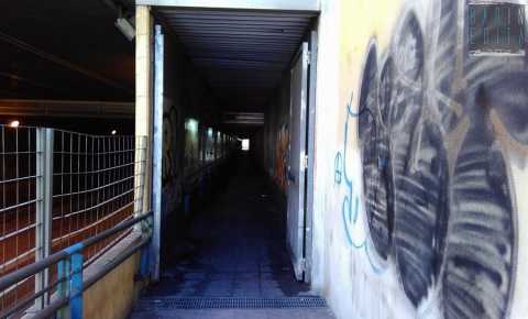 La "terra di mezzo" di Bari: stretti tunnel, piccole stazioni e case nate nel nulla